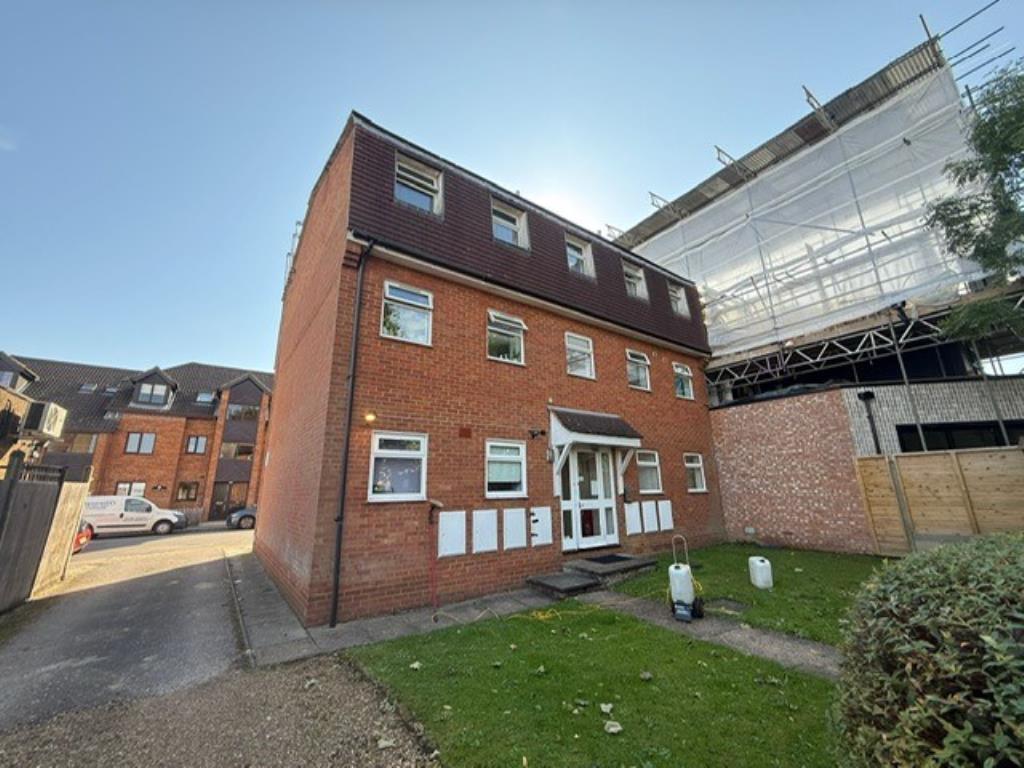 Lot: 121 - GROUND FLOOR APARTMENT FOR IMPROVEMENT - Back view of the building two